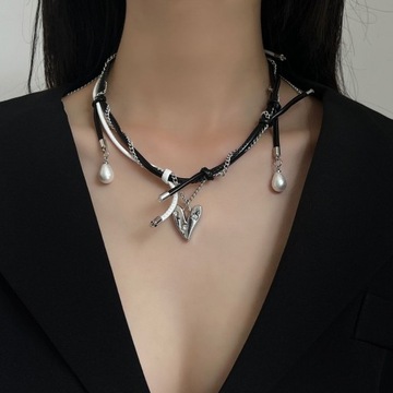Завязанная запутанная кожаная цепочка на ключицах любит панк