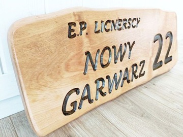 номер дома, табличка с названием улицы, надписи на дереве.