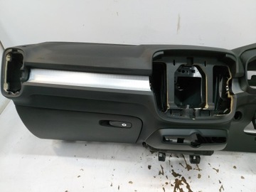 Volvo XC40 D4 приборная панель, консоль, кабина, Великобритания, английский оригинал