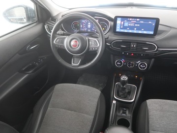 Fiat Tipo II Hatchback Facelifting 1.6 MultiJet 130KM 2022 Fiat Tipo 1.6 MultiJet, Salon Polska, zdjęcie 6
