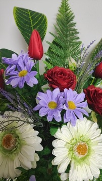 украшение для памятника, букет на кладбище