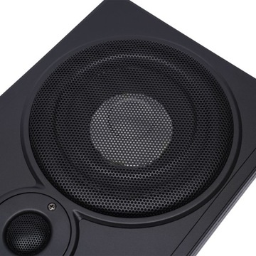 Автомобильный сабвуфер мощностью 600 Вт под сиденьем.