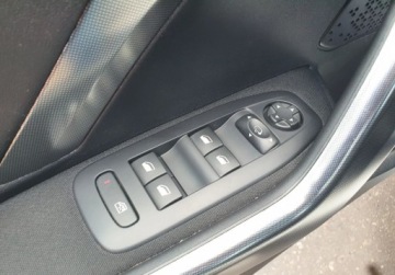 Peugeot 2008 I SUV Facelifting 1.2 PureTech 110KM 2016 Peugeot 2008 Panorama LED Nawigacja GetHelp 1.2 Benzyna 110KM, zdjęcie 21