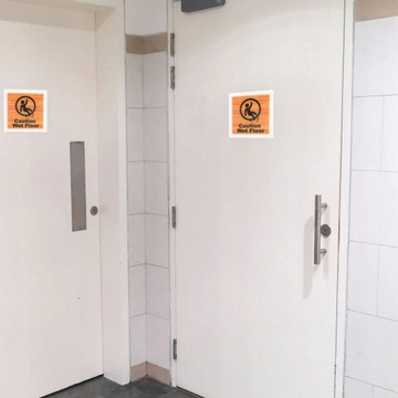 Предупреждение о скользком полу при намокании