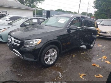 Mercedes GLC C253 2017 Mercedes-Benz GLC 300 4Matic 2017 2.0l 2.0 Benzyna 241KM, zdjęcie 1