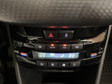 Peugeot 2008 I SUV Facelifting 1.2 PureTech 110KM 2017 Peugeot 2008 1.2 Pure Tech Active S&amp;S EAT6 I (2013, zdjęcie 17
