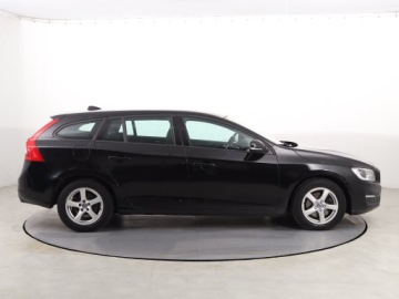 Volvo V60 I Kombi Facelifting 2.0 D4 DRIVE-E 190KM 2017 Volvo V60 D4 2.0, Salon Polska, Serwis ASO, zdjęcie 5
