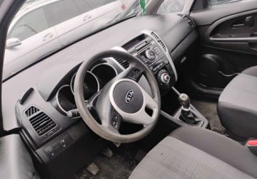 Kia Venga Mikrovan 1.4 DOHC CVVT 90KM 2011 Kia Venga 2011r, 1.4 Benzyna. Lekko uszkodzony lewy tyl. Jezdzi 1.4 90KM, zdjęcie 5
