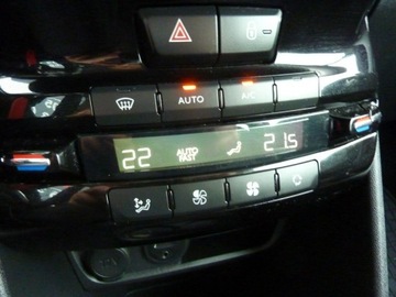 Peugeot 208 I Hatchback 5d Facelifting 1.2 PureTech 82KM 2016 Peugeot 208 ALLURE*Benzyna, zdjęcie 23