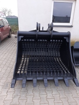 Просеивая ложку, приминая ажурную ложку.