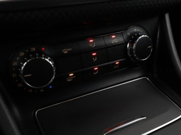 Mercedes Klasa A W176 Hatchback 5d Facelifting 200 156KM 2016 Mercedes A 200 156KM automat navi półskóra PDC, zdjęcie 25