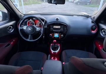 Nissan Juke I SUV Facelifting 1.2 DIG-T (Euro 6) 115KM 2017 Nissan Juke Pl Salon , przepiekne wnetrze z czerwonymi wstawkami 1.2 115KM, zdjęcie 2