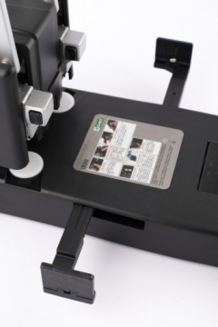 Дырокол D.Rect 1500 с черными отверстиями для перфорации больших файлов по 150 листов.