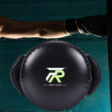 Боксерские коврики из искусственной кожи черного цвета.