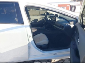 Toyota Prius V (XW60) 2024 Toyota Prius XLE, 2024r., 4x4, 2.0L 2.0 Hybryda 150KM, zdjęcie 8