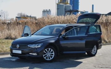 Volkswagen Passat B8 Variant Facelifting 1.5 TSI EVO 150KM 2020 Volkswagen Passat Variant GWARANCJA, 2020, 1.5 Benzyna, Automat DSG, Niski, zdjęcie 21
