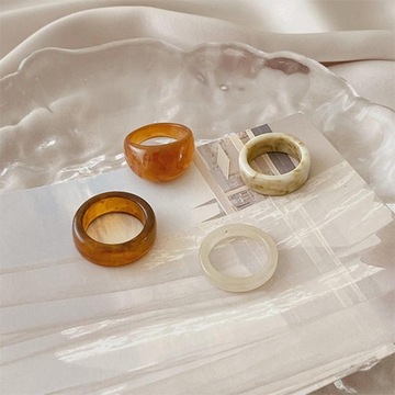 Śliczny zestaw pierścionków z żywicy, regulowane