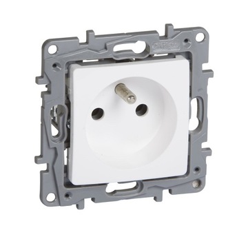 NILOE Розетка одинарная белая 2P+Z Legrand 764540