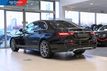 Mercedes Klasa E W213 Limuzyna Facelifting 2.0 E220d 194KM 2022 Mercedes-Benz Klasa E 220dFV23Reflektory LED StatyczneOswietlenie Ambiente, zdjęcie 16