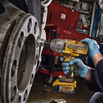 Гайковерт ударный 950 Нм 2x5 Ач DeWALT DCF899P2 + квадрат