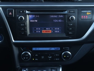 Toyota Auris II Hatchback 5d 1.8 HSD 136KM 2014 Toyota Auris Hybrid, Salon Polska, GAZ, Automat, zdjęcie 11