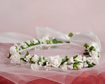 Причастный венок с живыми белыми цветами и розами