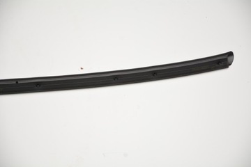 Уплотнитель капота Toyota Yaris III 11/2020