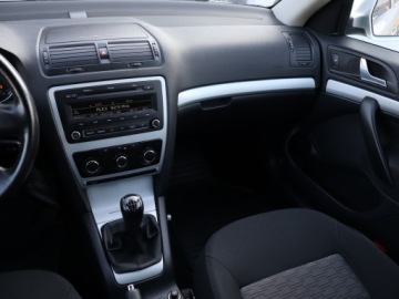 Skoda Octavia II Hatchback Facelifting 1.4 TSI 122KM 2010 Skoda Octavia 1.4 TSI, Salon Polska, Serwis ASO, zdjęcie 7