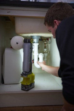 СВЕТОДИОДНАЯ ЛАМПА НА АККУМУЛЯТОРЕ Ryobi R18ALF-0 [18V] SOLO BODY [850 лм]