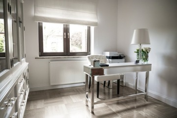 Эксклюзивная зеркальная консоль в хромированной рамке.