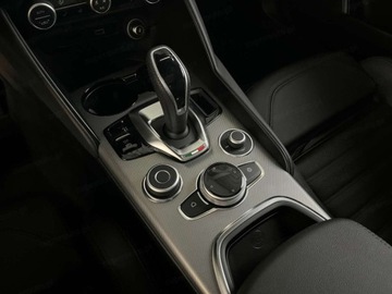 Alfa Romeo Giulia II Sedan Facelifting 2023 2.0 GME Turbo 280KM 2025 ALFA ROMEO Giulia Turbo Veloce Q4 Sedan 2.0 (280KM) 2025, zdjęcie 9