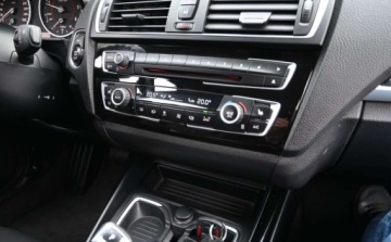 BMW Seria 1 F20-F21 Hatchback 5d Facelifting 2015 118d 150KM 2016 BMW Seria 1 2,0D 150 KM SPORT-LINE Full Led Nawigacja Klimatronik 2.0 150KM, zdjęcie 23