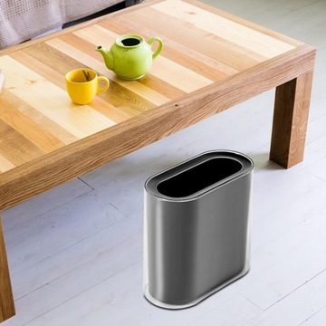 Небольшой контейнер для мусора в офисе.