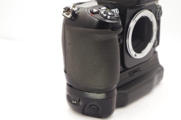 Корпус NIKON F100 + аккумуляторная ручка MB-15 Состояние отличное.