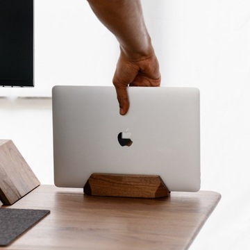 Вертикальная деревянная подставка для ноутбука ОРЕХ Сделано в Польше