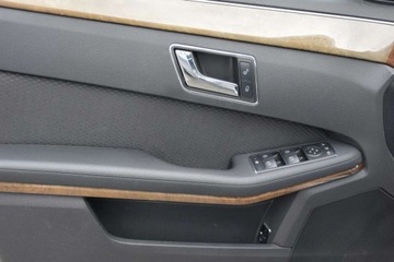 Mercedes Klasa E W212 Limuzyna 200 CGI BlueEFFICIENCY 184KM 2011 Mercedes-Benz Klasa E MERCEDES E200 184KM ELEGANCE 7G-TRONIK Xenon Navi Gw, zdjęcie 17