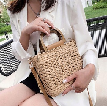 СУМКА НА РУЧКУ И НА ПЛЕЧО С ДЛИННЫМ РЕМНЕМ, ЗАКРЫТАЯ, ТЕМНО-БЕЖЕВАЯ.