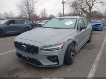 Volvo S60 III 2024 Volvo S60 2024 Volvo S60 B5 FWD Plus Dark Theme 2.0 Benzyna 247KM, zdjęcie 2