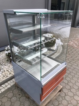 300 шт. Холодильная кондитерская витрина