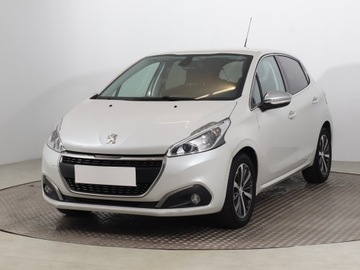 Peugeot 208 I Hatchback 5d Facelifting 1.2 PureTech 110KM 2018 Peugeot 208 1.2 PureTech, Salon Polska, zdjęcie 1