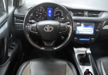 Toyota Avensis III Wagon Facelifting 2015 2.0 D-4D 143KM 2015 Toyota Avensis PL Salon _ kombi _ kamera cofania _ Alu17_ 2.0 Diesel 143KM, zdjęcie 20