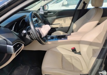 Jaguar XE Sedan 2.0 i4 180KM 2016 Jaguar XE 2016r. SALON POLSKA. 2.0 DIESEL. AUTOMAT.Uszkodzony lewy przod., zdjęcie 7
