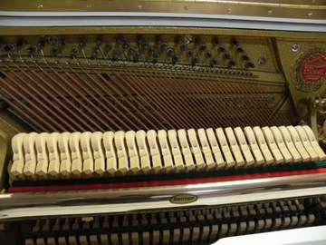 Идеальное пианино SCHIMMEL, белое.