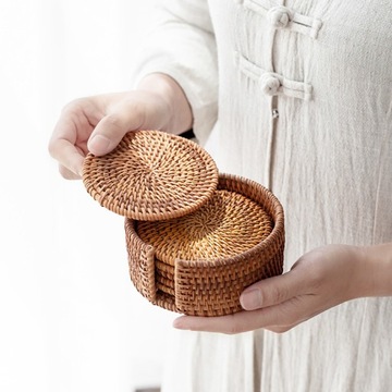 КРУГЛЫЕ ТАРЕЛКИ ИЗ РОТАНГА, КОФЕЙНЫЕ УКРАШЕНИЯ, ЧАЙНЫЕ ЧАШКИ, ИЗ НАТУРАЛЬНОЙ ТКАНИ.