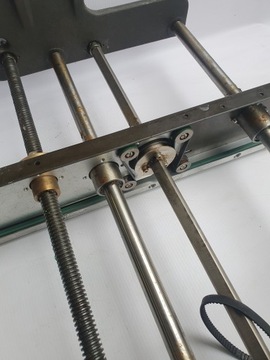 Осевой стол с ЧПУ с трапециевидным винтом 33 см, рабочий № B312