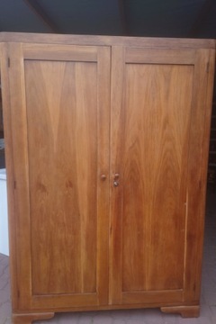 Старый старинный деревянный двухдверный шкаф