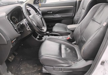 Mitsubishi Outlander III SUV 2.2 DOHC DI-D 150KM 2013 Mitsubishi Outlander 2013r, 2.3 DIESEL 4x4. Uszkodzony tyl i lekko przod., zdjęcie 6