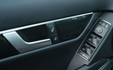 Mercedes Klasa C W204 Limuzyna 3.5 350 CGI BlueEFFICIENCY 306KM 2013 Mercedes-Benz Klasa C Mercedes-Benz Klasa C W204 3,5 V6(306 PS)4MATIC Auto, zdjęcie 17