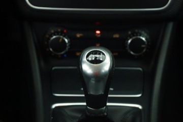 Mercedes Klasa A W176 Hatchback 5d Facelifting 160 102KM 2016 Mercedes A A 160, Salon Polska, Skóra, Klima, zdjęcie 13