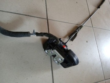 NISSAN PATHFINDER R51 ZÁMEK DVEŘE PRAVÝ ZADNÍ ORIG.